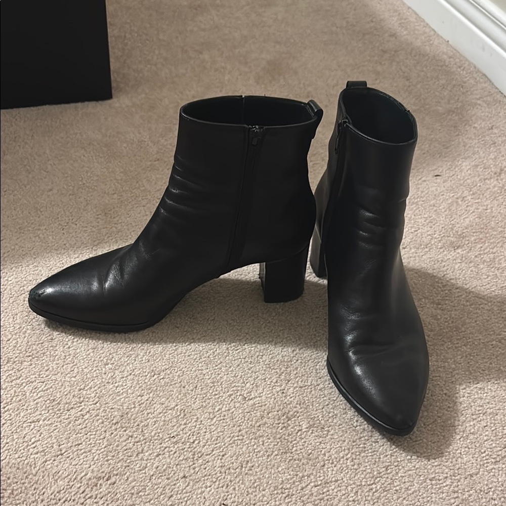 Sleek Black Ankle Boots with Heel and Pointed Toe